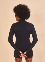 Carregar imagem no visualizador da galeria, Model Back: Uv Line Rash Guard Jacket Fem New Fit Black Upf50+

