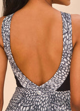 Carregar imagem no visualizador da galeria, Model Back: Uv Line One-Piece Swimsuit Verena Asas Upf50+
