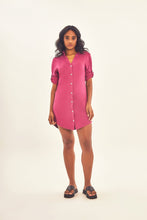 Carregar imagem no visualizador da galeria, Model Front: Uv Line Shirtdress Shirtdress Copenhagen Fem Fucsia Upf50+
