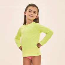 Carregar imagem no visualizador da galeria, Model Front: Uv Line Rash Guard Acqua Qr Code Amarelo Fluor Upf50+

