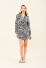 Carregar imagem no visualizador da galeria, Model Front: Uv Line Shirtdress Shirtdress Dalia Marinho Upf50+
