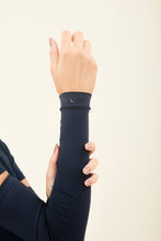 Carregar imagem no visualizador da galeria, Model Front: Uv Line Glove Sun-Protection Sleeve Navy Upf50+

