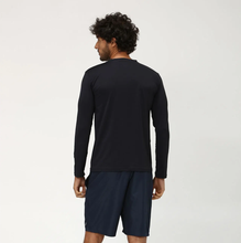 Carregar imagem no visualizador da galeria, Model Back: Uv Line Rash Guard Longsleeve Uvpro Preto
