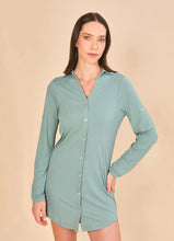 Carregar imagem no visualizador da galeria, Model Front: Uv Line Shirtdress Shirtdress Copenhagen Water Green Upf50+
