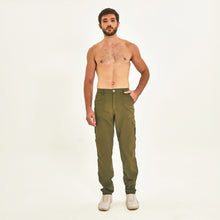 Carregar imagem no visualizador da galeria, Model Front: Uv Line Fitness Bottom Chelsea Verde Militar Upf50+

