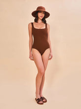 Carregar imagem no visualizador da galeria, Model Front: Uv Line Floppy Hat Lyon Conhaque Upf50+
