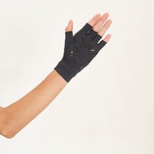 Carregar imagem no visualizador da galeria, Model Back: Uv Line Glove Short Gloves Uni Black Upf50+
