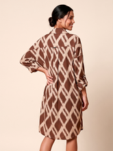 Carregar imagem no visualizador da galeria, Model Back: Uv Line Shirtdress Shirtdress Ipanema Diamond Upf50+
