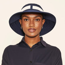 Carregar imagem no visualizador da galeria, Model Front: Uv Line Floppy Hat Hat Paris Ville L Fem Blue White Upf50+

