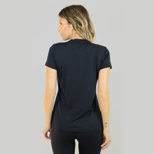 Carregar imagem no visualizador da galeria, Model Back: Uv Line Fitness Top Sport Fit Fem Preto Upf50+

