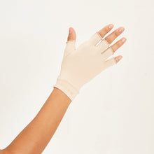 Carregar imagem no visualizador da galeria, Model Back: Uv Line Glove Meduim Gloves Long Fingerss Uni Beige Upf50+

