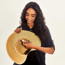 Carregar imagem no visualizador da galeria, Image 05: Uv Line Floppy Hat Hat Santorini Imp Fem Wheat Upf50+

