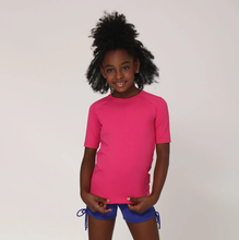 Carregar imagem no visualizador da galeria, Model Front: Uv Line Rash Guard Camiseta Kids Uvpro Mc Pink Upf50+
