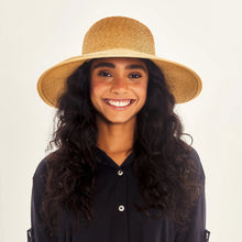 Carregar imagem no visualizador da galeria, Model Front: Uv Line Floppy Hat Hat Santorini Imp Fem Wheat Upf50+
