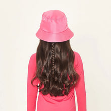 Carregar imagem no visualizador da galeria, Model Back: Uv Line Bucket Hat Basic Kids Pink Rosa Upf50+
