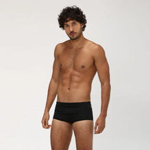 Carregar imagem no visualizador da galeria, Model Front: Uv Line Sunga / Boxer Swim Trunks Masc Black Upf50+
