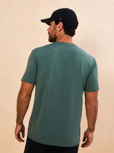 Carregar imagem no visualizador da galeria, Model Back: Uv Line T-Shirt For Men T-Shirt New Fit Textura Masc Verde Jade Upf50+
