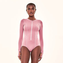 Carregar imagem no visualizador da galeria, Model Front: Uv Line One-Piece Swimsuit Macae Malva Upf50+
