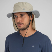 Carregar imagem no visualizador da galeria, Model Front: Uv Line Flap Hat Chapeu Kansas Nac Areia/Cinza
