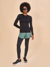 Carregar imagem no visualizador da galeria, Model Front: Uv Line Rash Guard Longsleeve Fem Skin Infratherm Preto Upf50+
