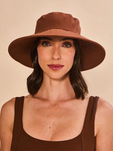 Carregar imagem no visualizador da galeria, Gallery: Uv Line Floppy Hat Lyon Conhaque Upf50+
