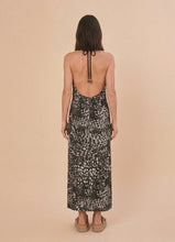 Carregar imagem no visualizador da galeria, Model Back: Uv Line Maxi Dresses High-Neck Dress Asas Upf50+
