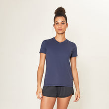 Carregar imagem no visualizador da galeria, Model Front: Uv Line Fitness Top Sport Fit Fem Marinho Upf50+

