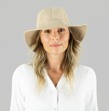 Carregar imagem no visualizador da galeria, Model Front: Uv Line Floppy Hat San Remo Areia Offwhite Upf50+
