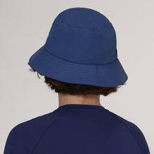 Carregar imagem no visualizador da galeria, Model Back: Uv Line Bucket Hat Hat Basic Kids Inf Navy Blue Upf50+
