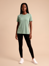 Carregar imagem no visualizador da galeria, Model Front: Uv Line Rash Guard T-Shirt Fem New Fit Mix Green Upf50+
