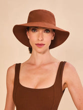 Carregar imagem no visualizador da galeria, Model Front: Uv Line Bucket Hat Hat California Fem Cognac Upf50+
