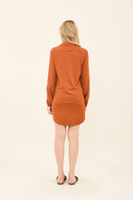 Carregar imagem no visualizador da galeria, Model Back: Uv Line Shirtdress Shirtdress Copenhagen Caramelo Upf50+
