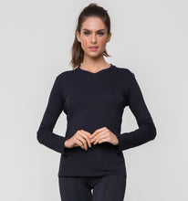Carregar imagem no visualizador da galeria, Model Front: Uv Line Fitness Top Sport Fit Preto Fem
