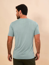 Carregar imagem no visualizador da galeria, Model Back: Uv Line T-Shirt For Men T-Shirt New Fit Masc Verde Agua Upf50+
