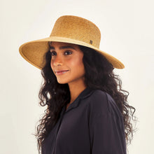 Carregar imagem no visualizador da galeria, Image 02: Uv Line Floppy Hat Hat Santorini Imp Fem Wheat Upf50+
