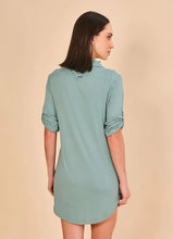 Carregar imagem no visualizador da galeria, Model Back: Uv Line Shirtdress Shirtdress Copenhagen Water Green Upf50+
