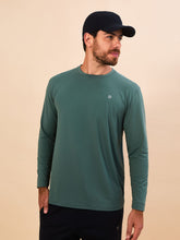 Carregar imagem no visualizador da galeria, Model Front: Uv Line Rash Guard Longsleeve New Fit Textura Masc Verde Jade Upf50+
