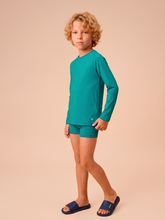 Carregar imagem no visualizador da galeria, Model Front: Uv Line Rash Guard Longsleeve Uvpro Kids Green Sea Upf50+
