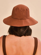 Carregar imagem no visualizador da galeria, Model Back: Uv Line Floppy Hat Lyon Conhaque Upf50+
