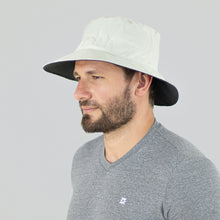 Carregar imagem no visualizador da galeria, Model Front: Uv Line Bucket Hat Australia Areia Cinza Upf50+
