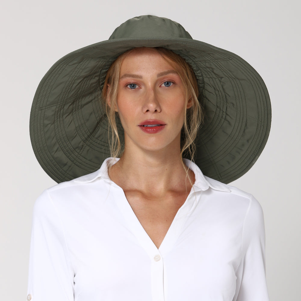 Model Front: Uv Line Floppy Hat Beverly Hills Verde Militar Upf50+