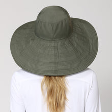 Carregar imagem no visualizador da galeria, Model Back: Uv Line Floppy Hat Beverly Hills Verde Militar Upf50+
