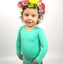 Carregar imagem no visualizador da galeria, Model Front: Uv Line Rash Guard Camiseta Baby Nina Verde Claro Upf50+
