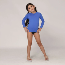 Carregar imagem no visualizador da galeria, Model Front: Uv Line Rash Guard Camiseta Kids Uvpro Ml Azul Bic Upf50+
