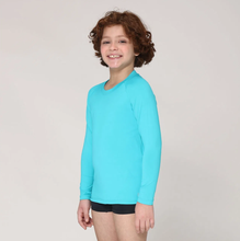 Carregar imagem no visualizador da galeria, Model Front: Uv Line Rash Guard Camiseta Kids Uvpro Ml Azul Piscina Upf50+
