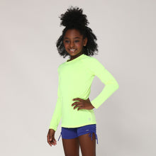 Carregar imagem no visualizador da galeria, Model Front: Uv Line Rash Guard Camiseta Uvlight Amarelo Fluor Spf50+
