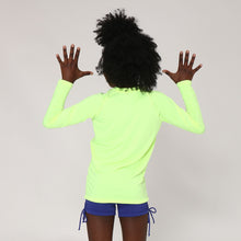 Carregar imagem no visualizador da galeria, Model Back: Uv Line Rash Guard Camiseta Uvlight Amarelo Fluor Spf50+
