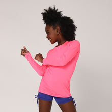 Carregar imagem no visualizador da galeria, Model Back: Uv Line Rash Guard Camiseta Uvlight Pink Fluor Spf50+
