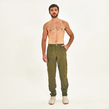Carregar imagem no visualizador da galeria, Model Front: Uv Line Fitness Bottom Chelsea Verde Militar Upf50+
