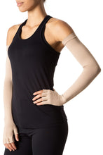 Carregar imagem no visualizador da galeria, Model Front: Uv Line Glove Extra Long Glove Chocolate Upf50+
